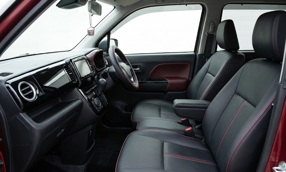 スペーシアカスタムの内装アレンジにおいて、テーマカラーをブラックとボルドーで統一し、素材（革調とピアノブラック）を揃えることで実現した「垢抜け」空間。洗練された上質な雰囲気が、統一感の大切さを強調している。